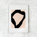 Minimalistisk plakat med sort organisk form på beige baggrund – "Abstract Shapes No. 1". En elegant vægdekoration.