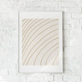 Minimalistisk plakat med bølgende linjer i beige – "Aftermath". En stilren og rolig vægdekoration.