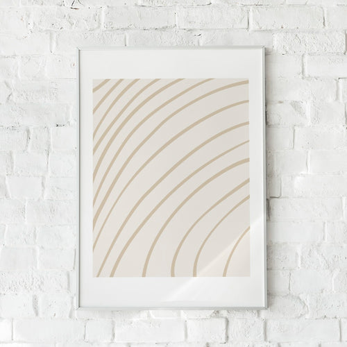 Minimalistisk plakat med bølgende linjer i beige – "Aftermath". En stilren og rolig vægdekoration.