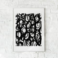 Abstrakt sort-hvid plakat med cirkulære streger – "Anxiety". En kunstnerisk fortolkning af uro og kompleksitet.