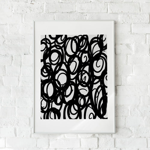 Abstrakt sort-hvid plakat med cirkulære streger – "Anxiety". En kunstnerisk fortolkning af uro og kompleksitet.