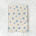 Minimalistisk plakat med blå prikker på beige baggrund – "Baby Blue". En rolig og legende vægkunst.