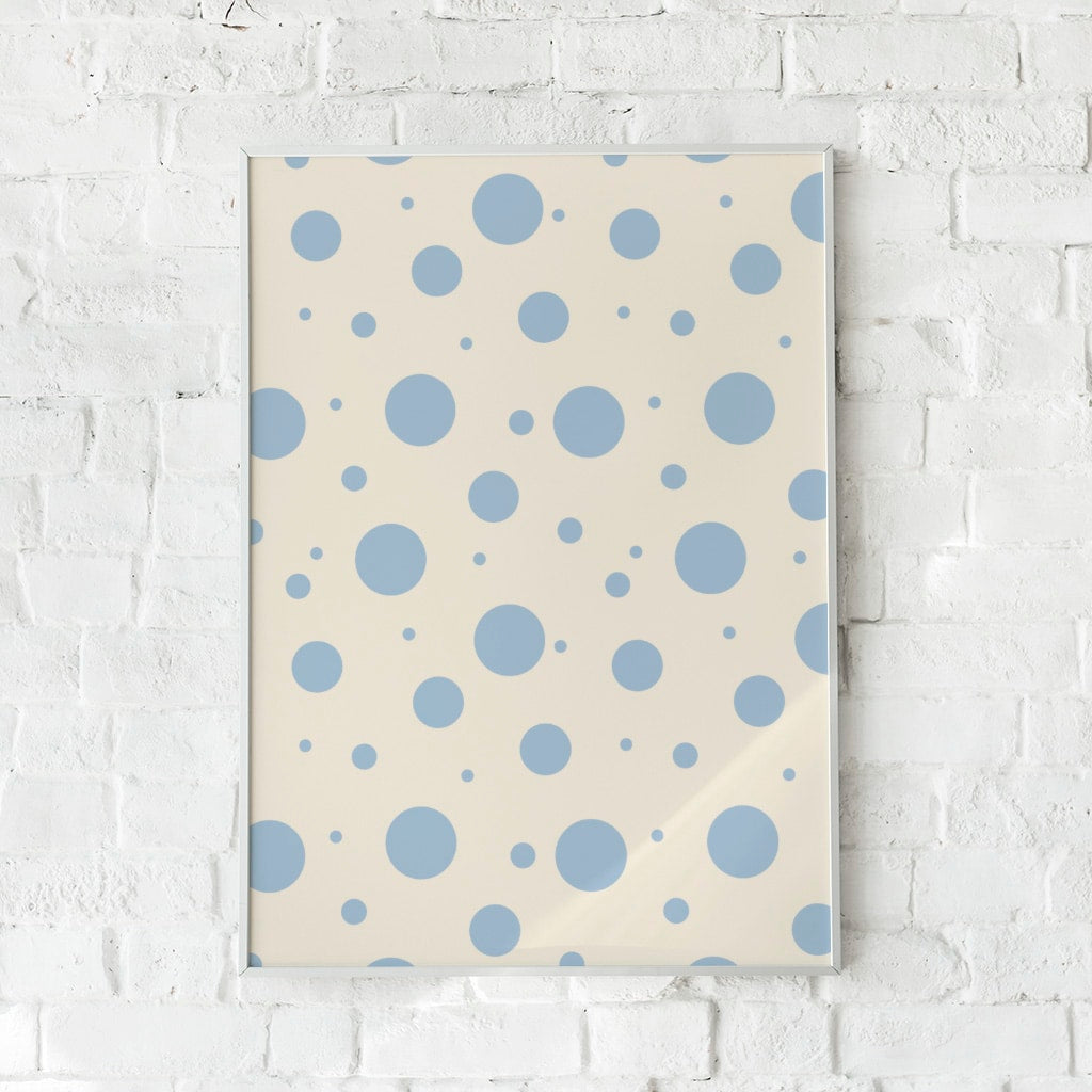 Minimalistisk plakat med blå prikker på beige baggrund – "Baby Blue". En rolig og legende vægkunst.