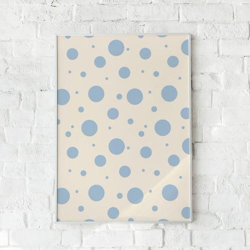 Minimalistisk plakat med blå prikker på beige baggrund – "Baby Blue". En rolig og legende vægkunst.