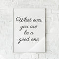 Minimalistisk plakat med inspirerende citat i sort kursiv på hvid baggrund – "Be a Good One".