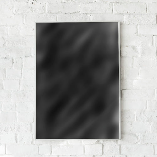 Sort abstrakt plakat med minimalistisk design hængende på hvid murstensvæg.