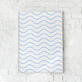 Minimalistisk plakat med bølgende linjer i lyseblå – "Blue Waves".