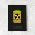 Edgy plakat med radioaktiv tønde og advarende tekst – "CAUTION". Industrielt vægdesign.