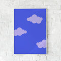 Minimalistisk plakat med bløde skyer på blå baggrund – "Cloudy Sky".