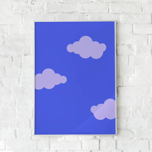 Minimalistisk plakat med bløde skyer på blå baggrund – "Cloudy Sky".