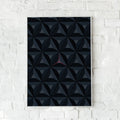 Geometrisk plakat med polygonmønster og lysstråle – "Coming Through".