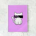 Sjov plakat med hvid kat i solbriller på lilla baggrund – "Cool Cat".