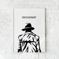 Sort-hvid plakat med en mystisk silhuet og citatet "Never let anyone know what you are thinking."