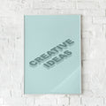 Motiverende plakat med teksten "Creative Ideas" i grå skyggetypografi på en mintgrøn baggrund.