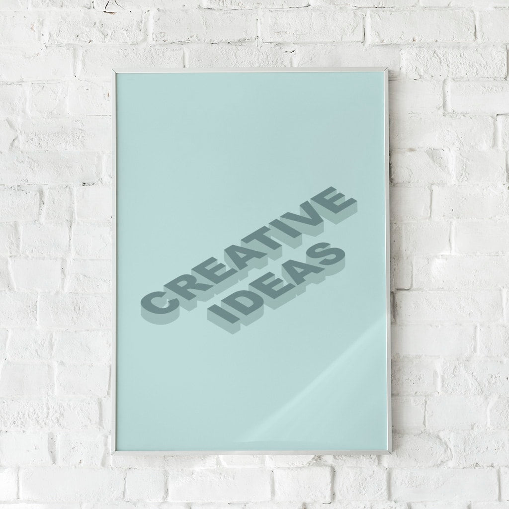 Motiverende plakat med teksten "Creative Ideas" i grå skyggetypografi på en mintgrøn baggrund.