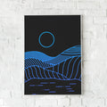 Abstrakt plakat med bølgende blå linjer på en mørk baggrund. Et futuristisk og minimalistisk design med en meditativ atmosfære.