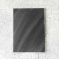 Abstrakt plakat med flydende mørke nuancer og minimalistisk design.