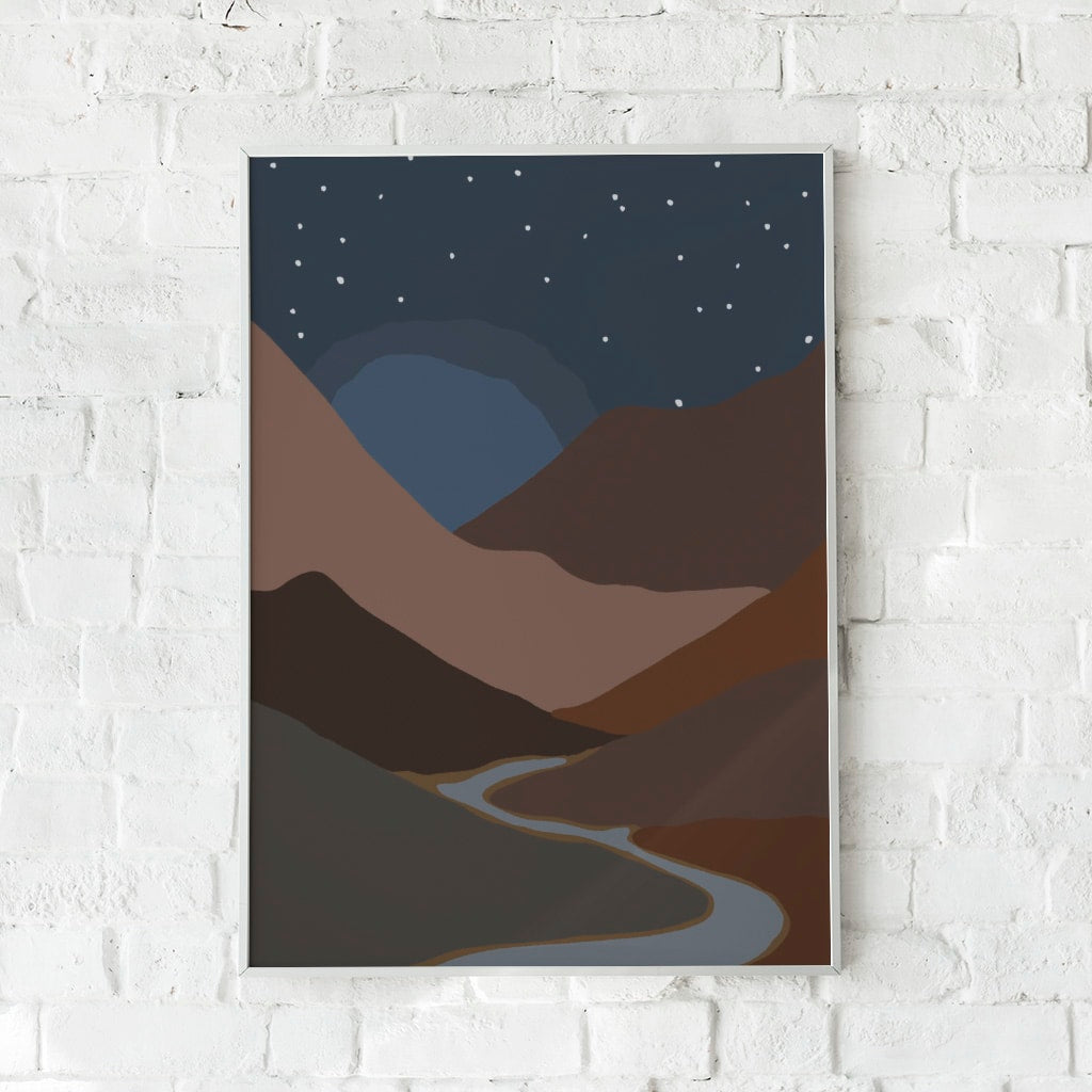 Minimalistisk plakat med et ørkenlandskab under en stjerneklar nattehimmel.