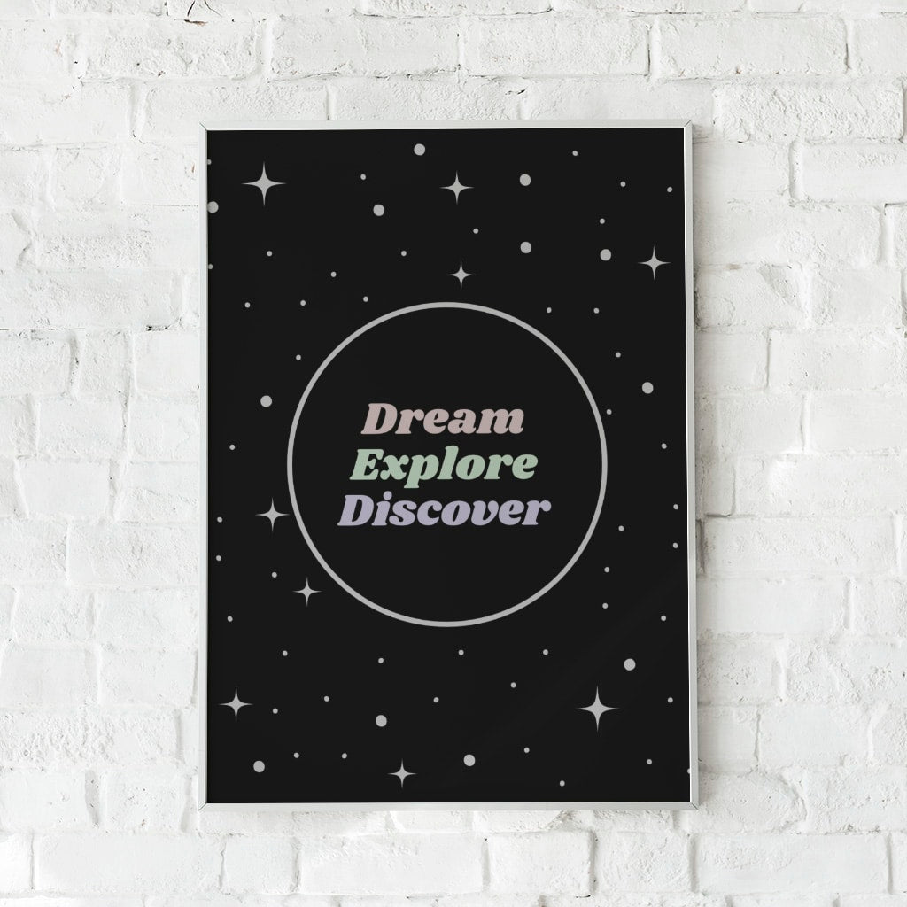Sort plakat med stjerner og pasteltekst, der opfordrer til at drømme, udforske og opdage. Inspirerende vægkunst med kosmisk tema.