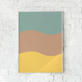 Minimalistisk plakat med bløde bølger i støvede naturfarver. En rolig og harmonisk vægdekoration inspireret af landskaber.