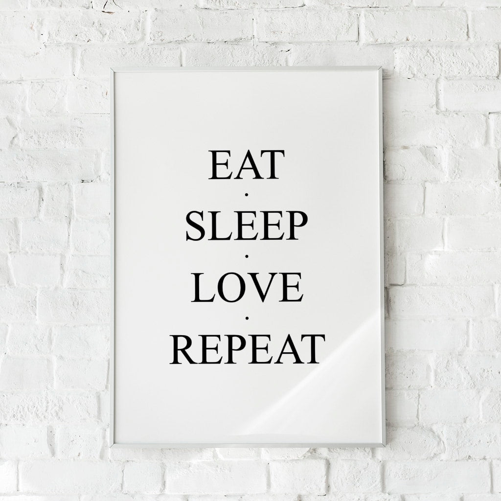 Minimalistisk tekstplakat i sort-hvid med et simpelt og stilrent design. En moderne vægdekoration med en humoristisk livsfilosofi.