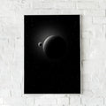 Sort-hvid plakat med en dramatisk solformørkelse omgivet af en stjernehimmel. En minimalistisk og stemningsfuld vægdekoration.