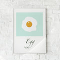 Minimalistisk plakat med et spejlæg på en pastelblå baggrund. En legende og enkel vægdekoration til køkkenet.