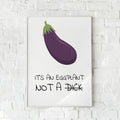 Sjov plakat med en aubergine-illustration og humoristisk tekst på en hvid baggrund. En legende og moderne vægdekoration inspireret af internetkultur.
