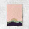 Minimalistisk plakat med en stiliseret solopgang over abstrakte bakker i jordnære farver. En moderne vægdekoration med en rolig og harmonisk æstetik.