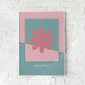 Plakat med en blomst i sarte pink og turkise nuancer, symboliserende vækst og glæde. En elegant og moderne vægdekoration.