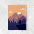 Plakat med en bjergscene i varme orange toner, hvor en person står på en klippetop. En inspirerende vægdekoration med eventyrlig stemning.