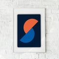 Abstrakt plakat med geometriske former i dyb orange og blå på en mørk baggrund. En moderne vægdekoration med dynamisk udtryk.