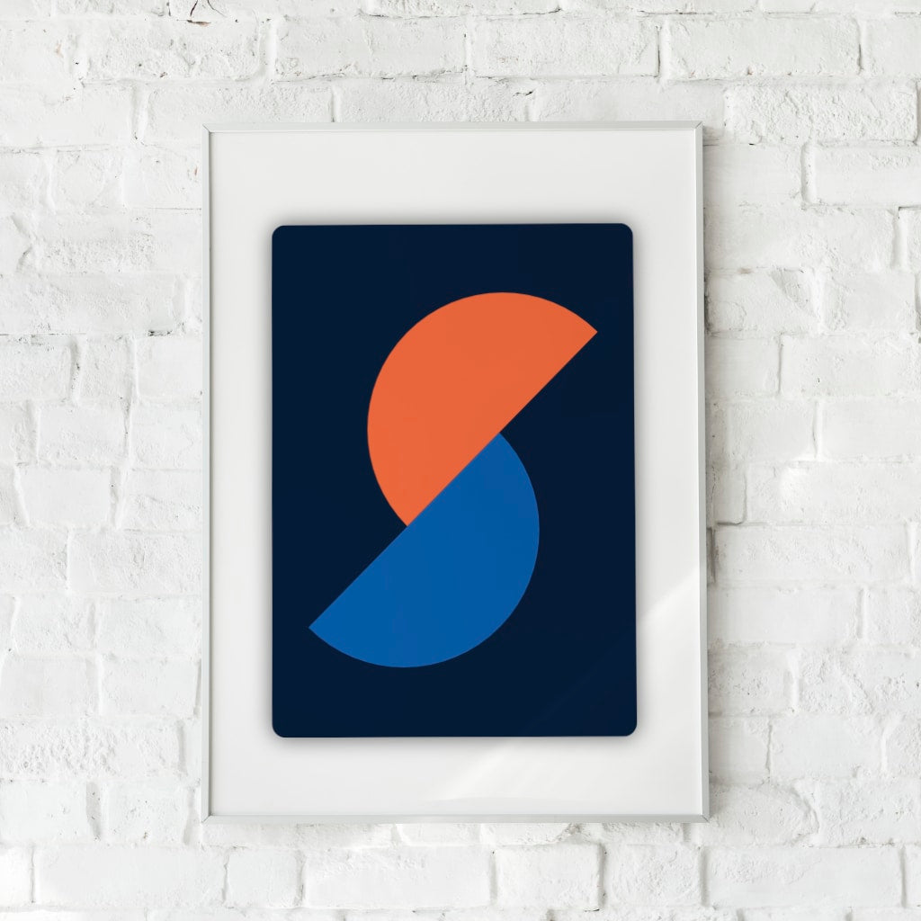 Abstrakt plakat med geometriske former i dyb orange og blå på en mørk baggrund. En moderne vægdekoration med dynamisk udtryk.