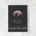 Plakat med en bjergscene og spejling i vand, hvor teksten "Explore the Earth" tilføjer en eventyrlig stemning. En inspirerende vægdekoration.