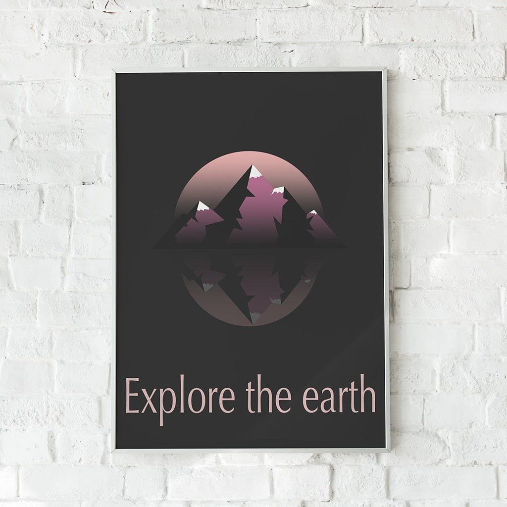 Plakat med en bjergscene og spejling i vand, hvor teksten "Explore the Earth" tilføjer en eventyrlig stemning. En inspirerende vægdekoration.