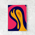 Farverig plakat med organiske former i blå, gul og pink, der smelter sammen i et abstrakt design. En moderne vægdekoration med stærke kontraster.
