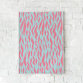 Abstrakt plakat med flydende former i bløde rosa og lyseblå toner. En moderne vægdekoration med et legende og harmonisk design.