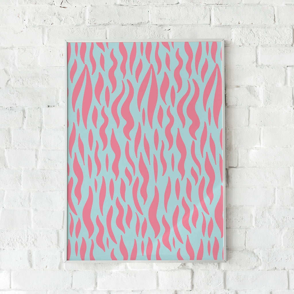 Abstrakt plakat med flydende former i bløde rosa og lyseblå toner. En moderne vægdekoration med et legende og harmonisk design.