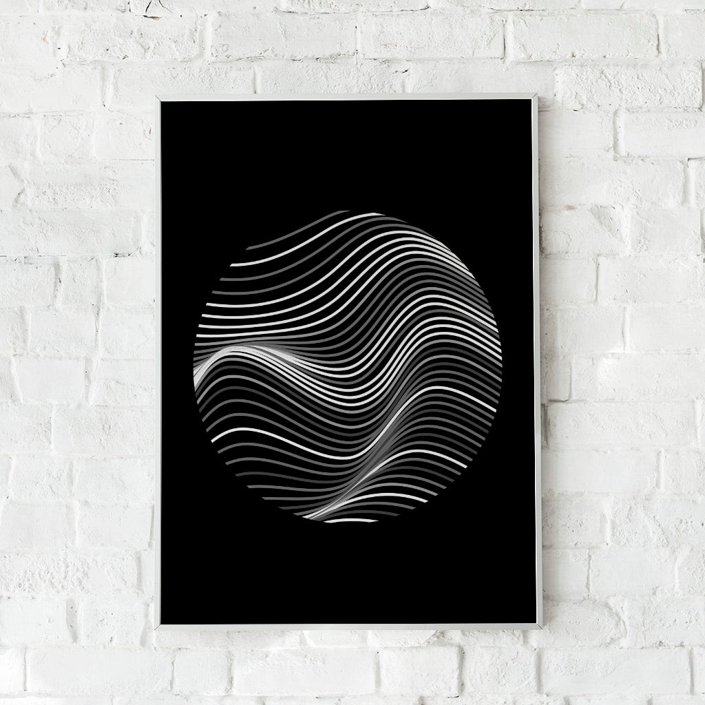 Grafisk plakat med hvide, bølgende linjer i cirkel på sort baggrund, hængende på hvid murstensvæg.