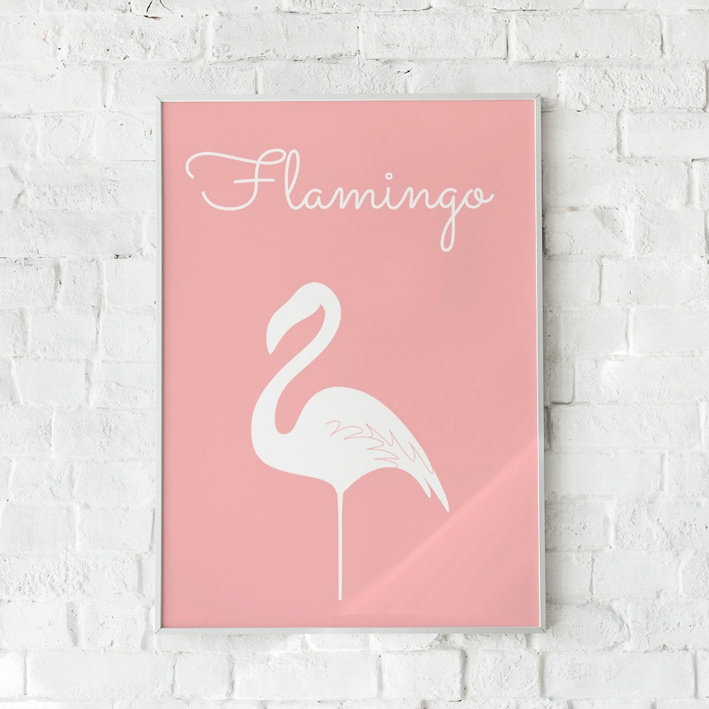 Minimalistisk plakat med en hvid flamingo på en sart lyserød baggrund. Perfekt til moderne og skandinavisk indretning.