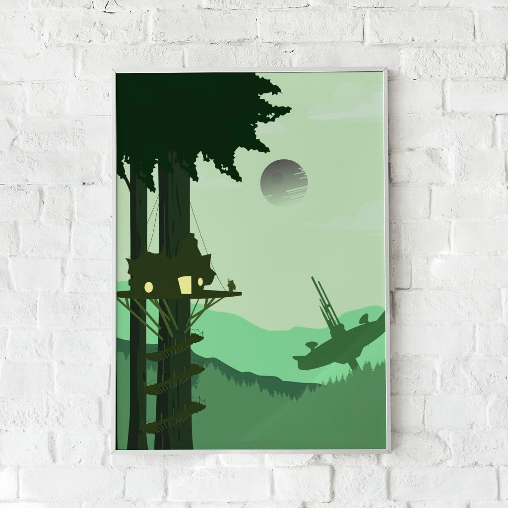 Fantasifuld plakat med en træhytte blandt skovens trækroner og en futuristisk måne i baggrunden. Inspireret af eventyrlige landskaber.