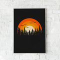 Stemningsfuld plakat med en skovsilhuet og en solnedgang i varme orange og gule toner. Skaber en følelse af ro og natur.