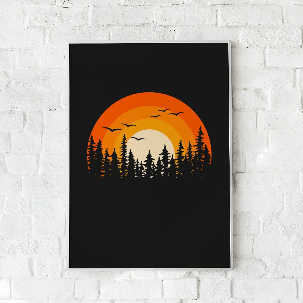 Stemningsfuld plakat med en skovsilhuet og en solnedgang i varme orange og gule toner. Skaber en følelse af ro og natur.