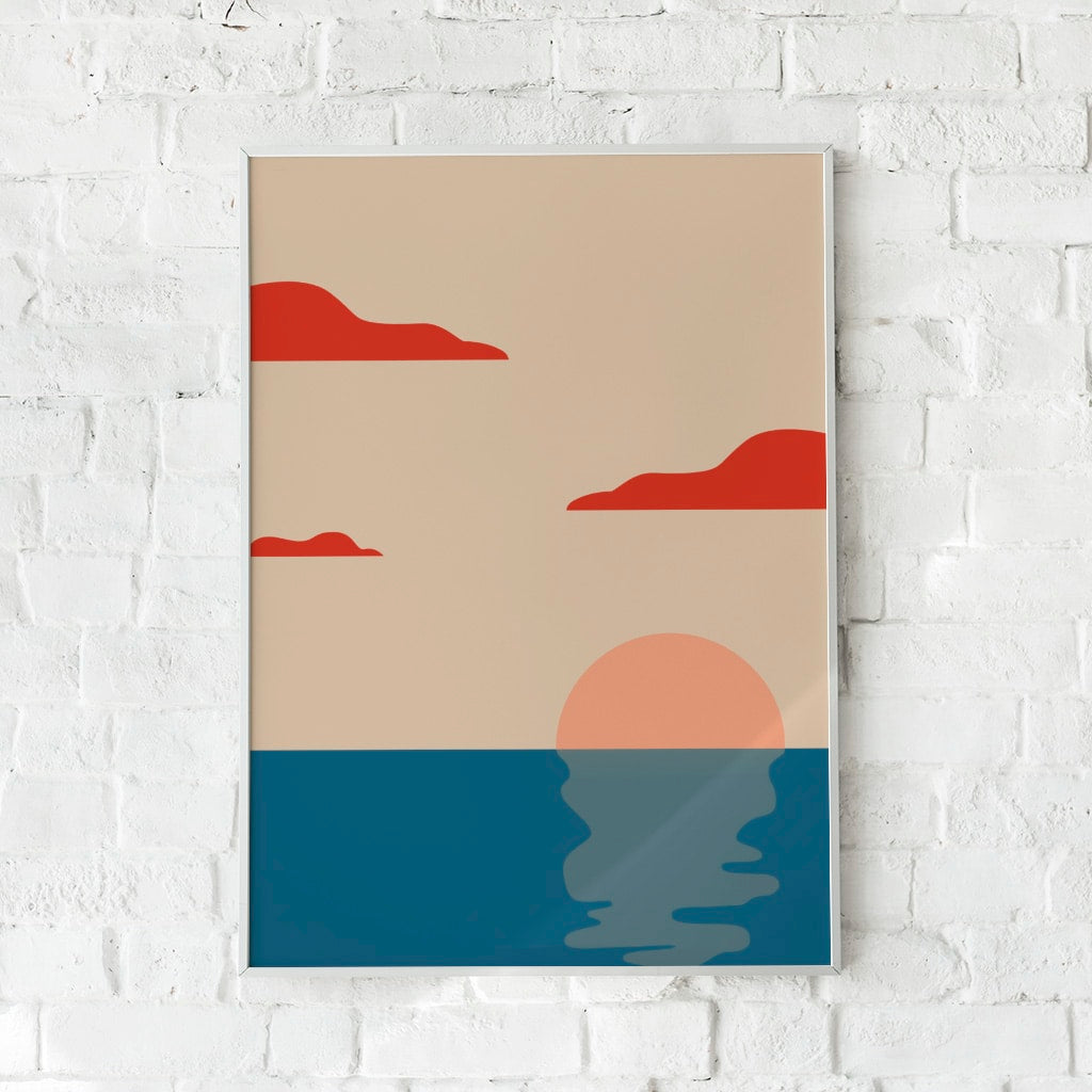 Minimalistisk plakat med en stiliseret solnedgang over havet i jordfarver. Skaber en rolig og afslappende stemning.