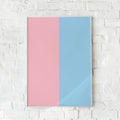Farverig plakat opdelt i lyserød og lyseblå i et minimalistisk design.