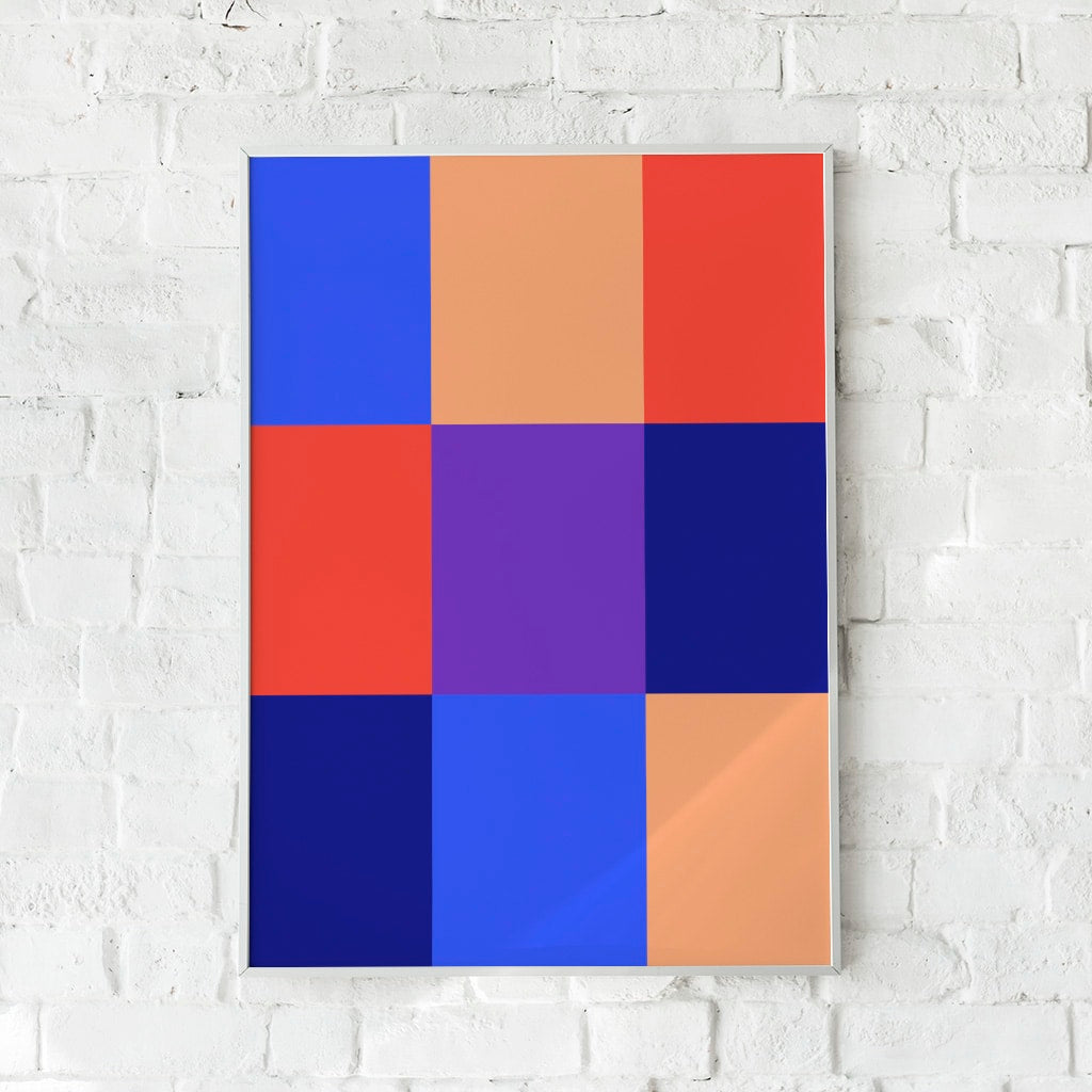 Geometrisk plakat med ni farverige kvadrater i blå, rød, beige og lilla nuancer.