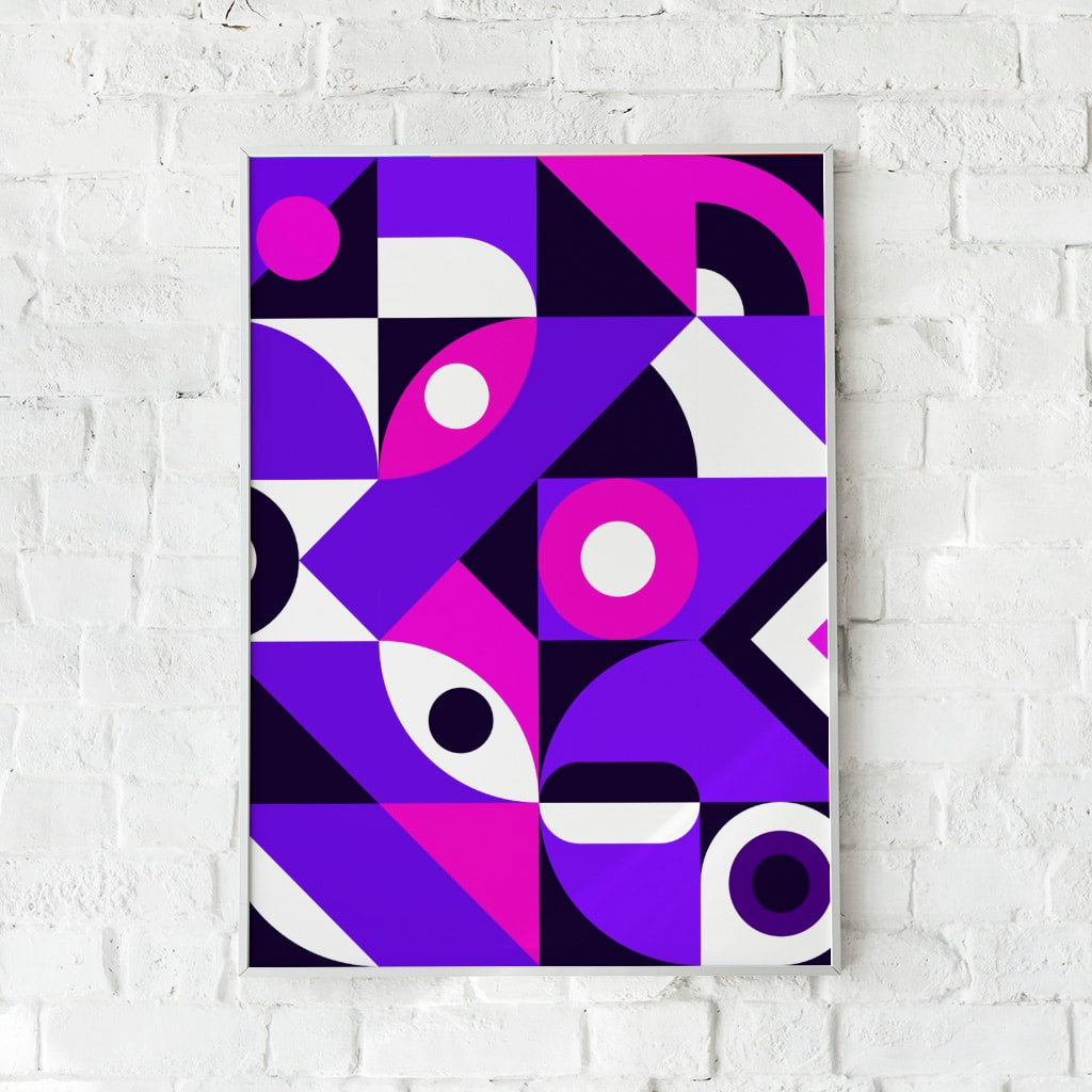 Farverig plakat med cirkulære og kantede geometriske former i lilla, pink og sort.