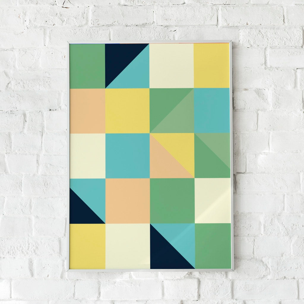 Minimalistisk plakat med firkanter og trekanter i grøn, gul, blå og beige nuancer.