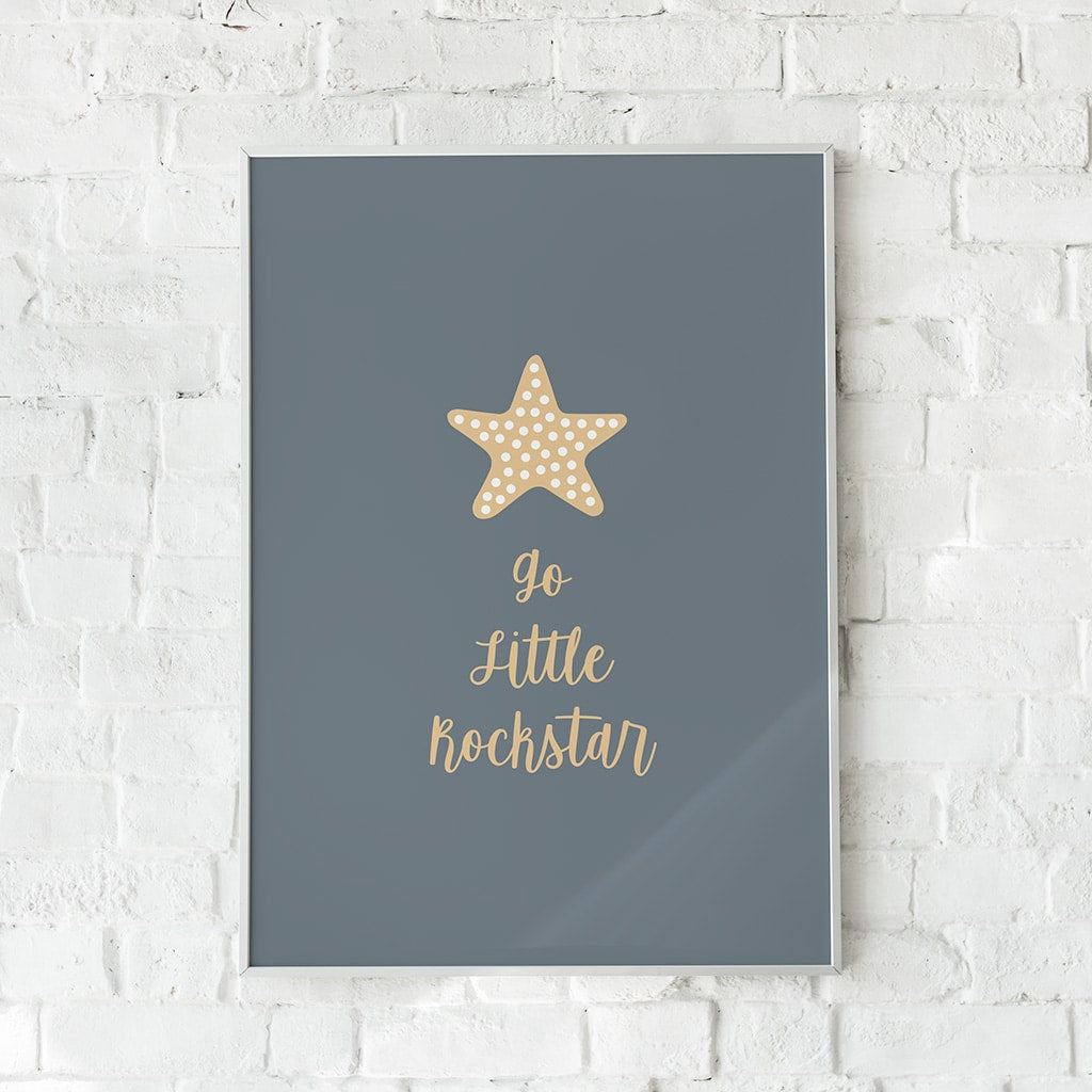 Motiverende børneplakat med en stjerne og teksten "Go Little Rockstar".