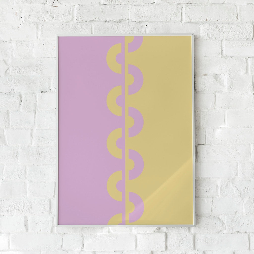 Minimalistisk plakat i lilla og guldfarver med geometriske mønstre.